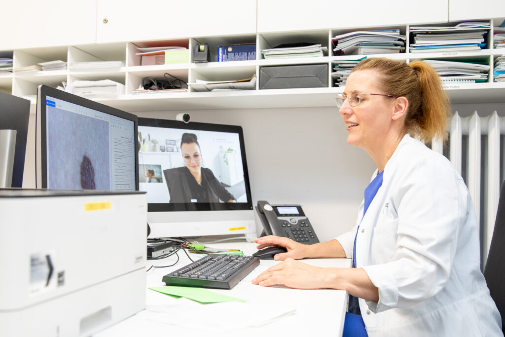 v1; w+f; wissen & forschen; Telemedizin; Dr. med. Brigitte Stephan; MD; Oberärztin; Zentrum für Psychosoziale Medizin; Institut für Versorgungsforschung in der Dermatologie und bei Pflegeberufen (IVDP); Fachärztin für Haut- und Geschlechtskrankheiten; Telemedizin und Digital Health; Digitale Versorgung in der Dermatologie; Konsultationen per Liveschaltungen;